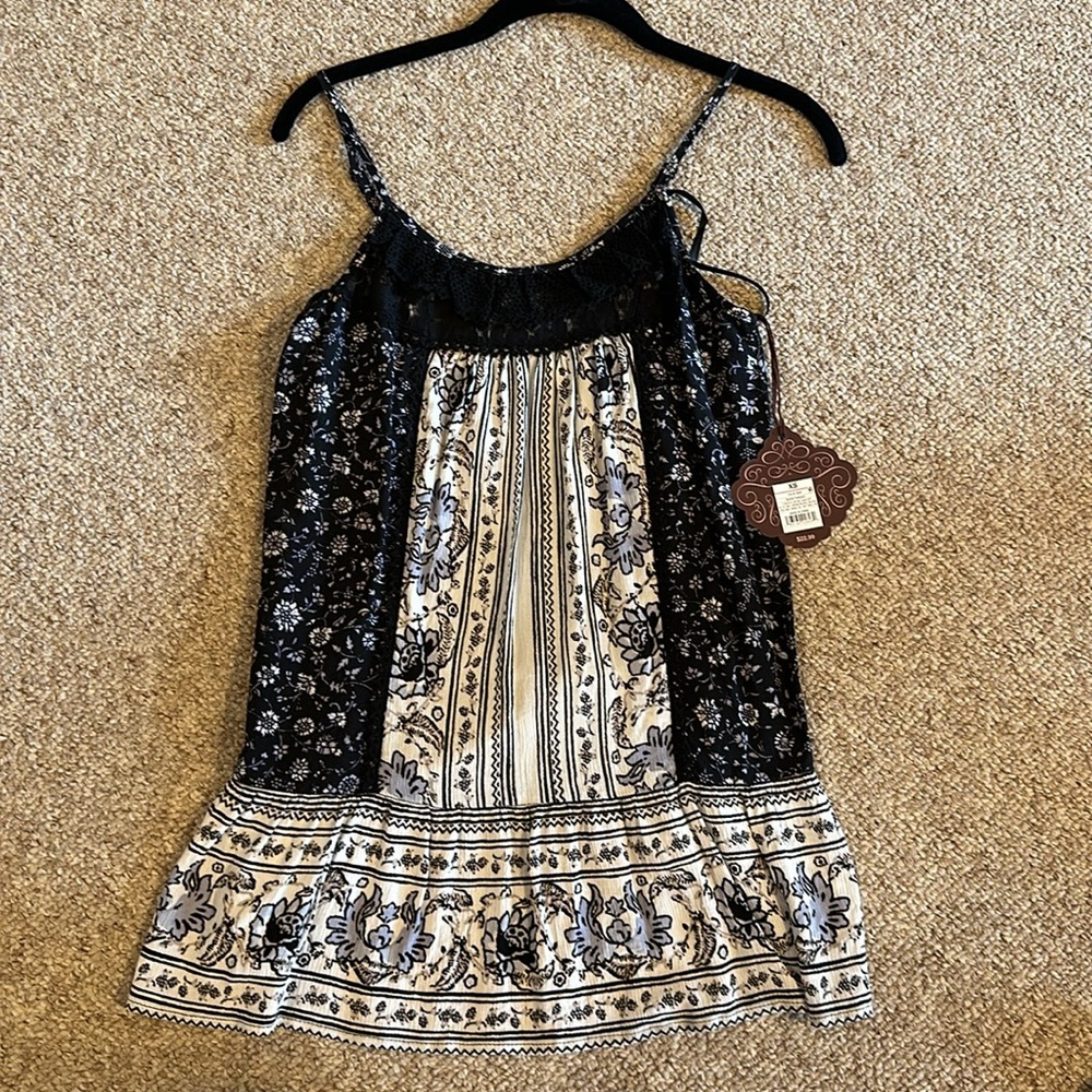 NWT Knox Rose Floral Tank